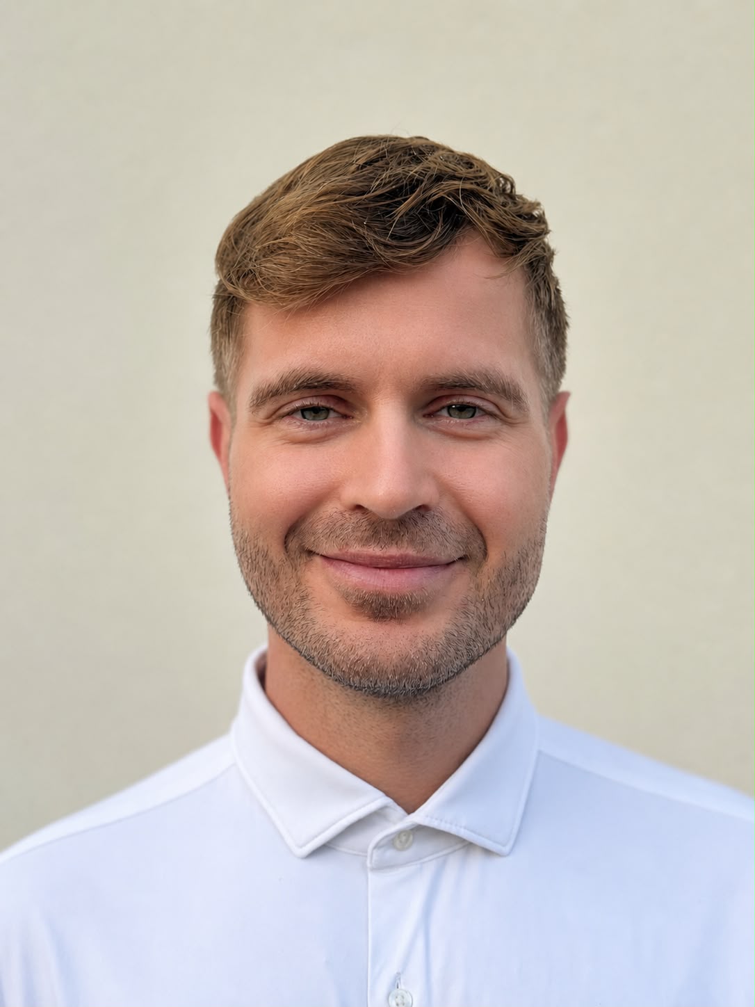 Portrait of Łukasz Oleszkiewicz, founder of Ollie Commercial Advisory
